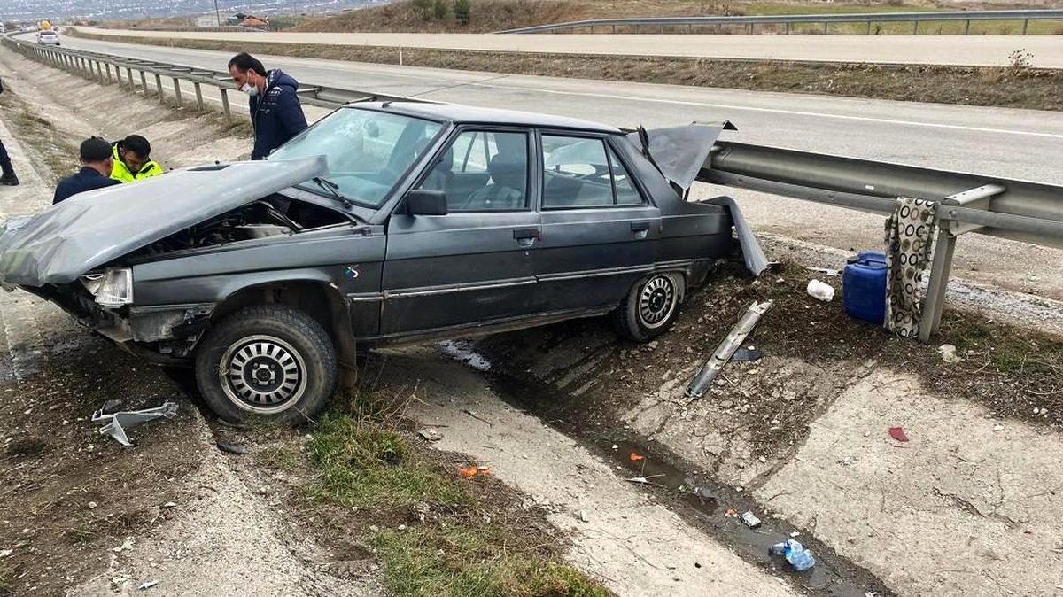 Otomobil su kanalına devrildi: 1 yaralı