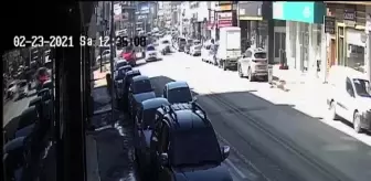 Otomobilin altında kalan kurye ölümden döndü.. O anlar kamerada