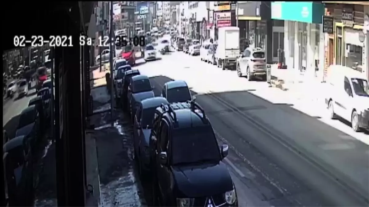 Otomobilin altında kalan kurye ölümden döndü.. O anlar kamerada