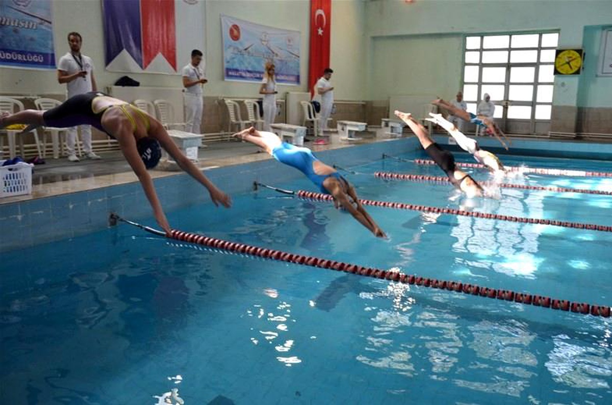 Pandemi kurallarıyla yüzme şampiyonası