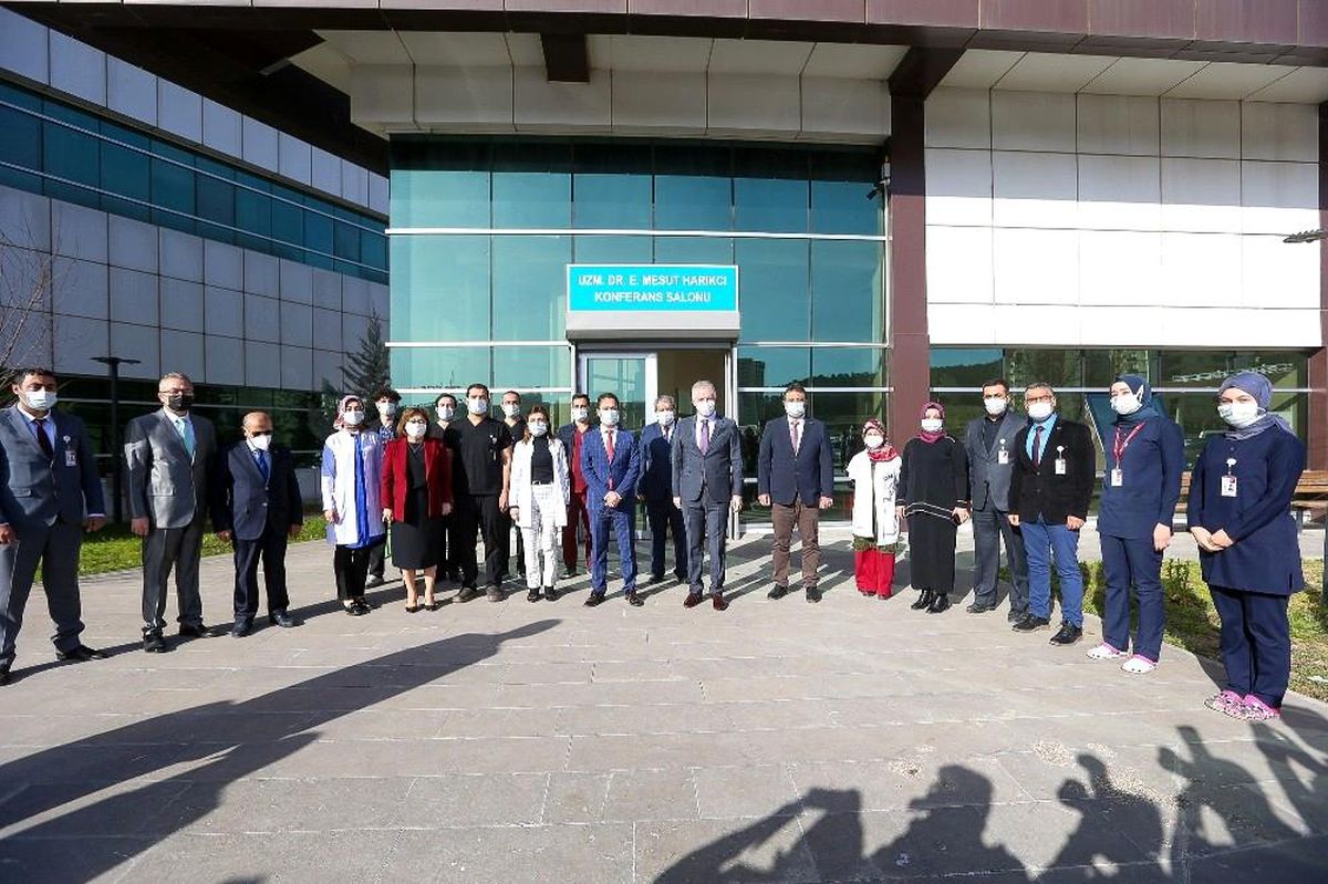 Son dakika! Şahin, ikinci doz aşısını olan yaşlı bireyleri hastanede ziyaret etti