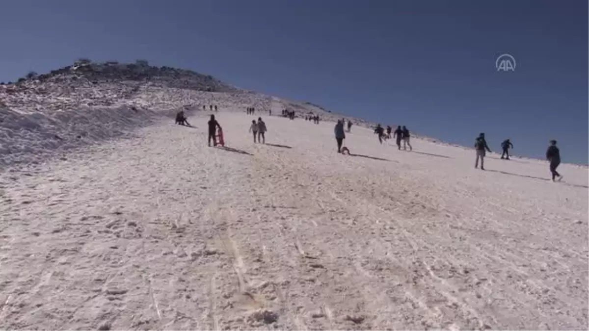 ŞANLIURFA - "Güneydoğu\'nun Uludağı" karın erimeye başlaması nedeniyle sezonun son kayakçılarını ağırlıyor