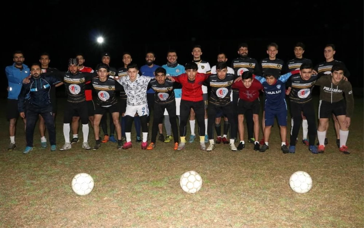 Son dakika haberleri | Savaş mağduru Türkmen gençler futbolla hayata tutunuyor