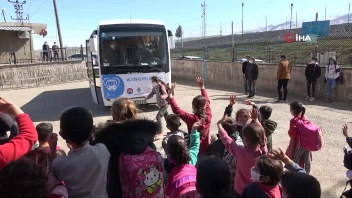 Son dakika haber: Şırnak\'ta köy çocukları \'motivasyon otobüsü\' ile stres attı