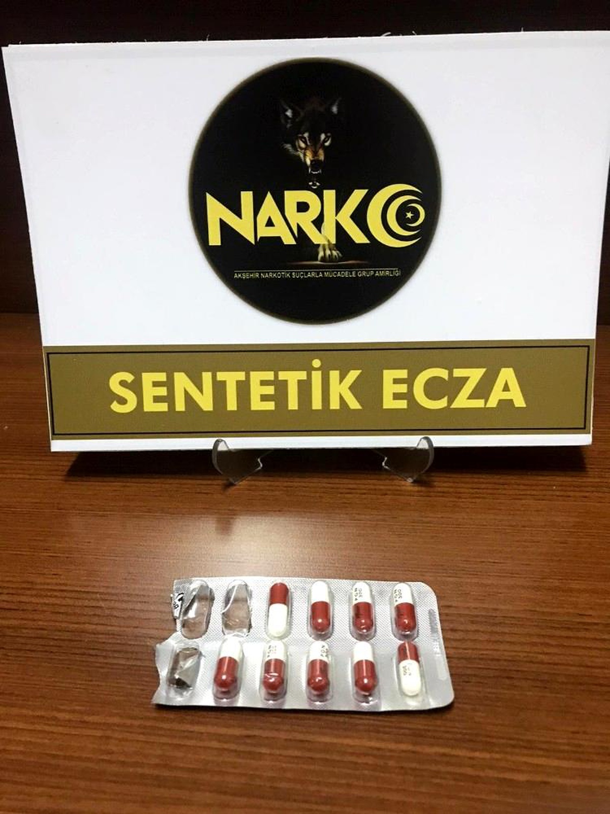 Sokağa çıkma yasağında uyuşturucu hapla yakalandılar