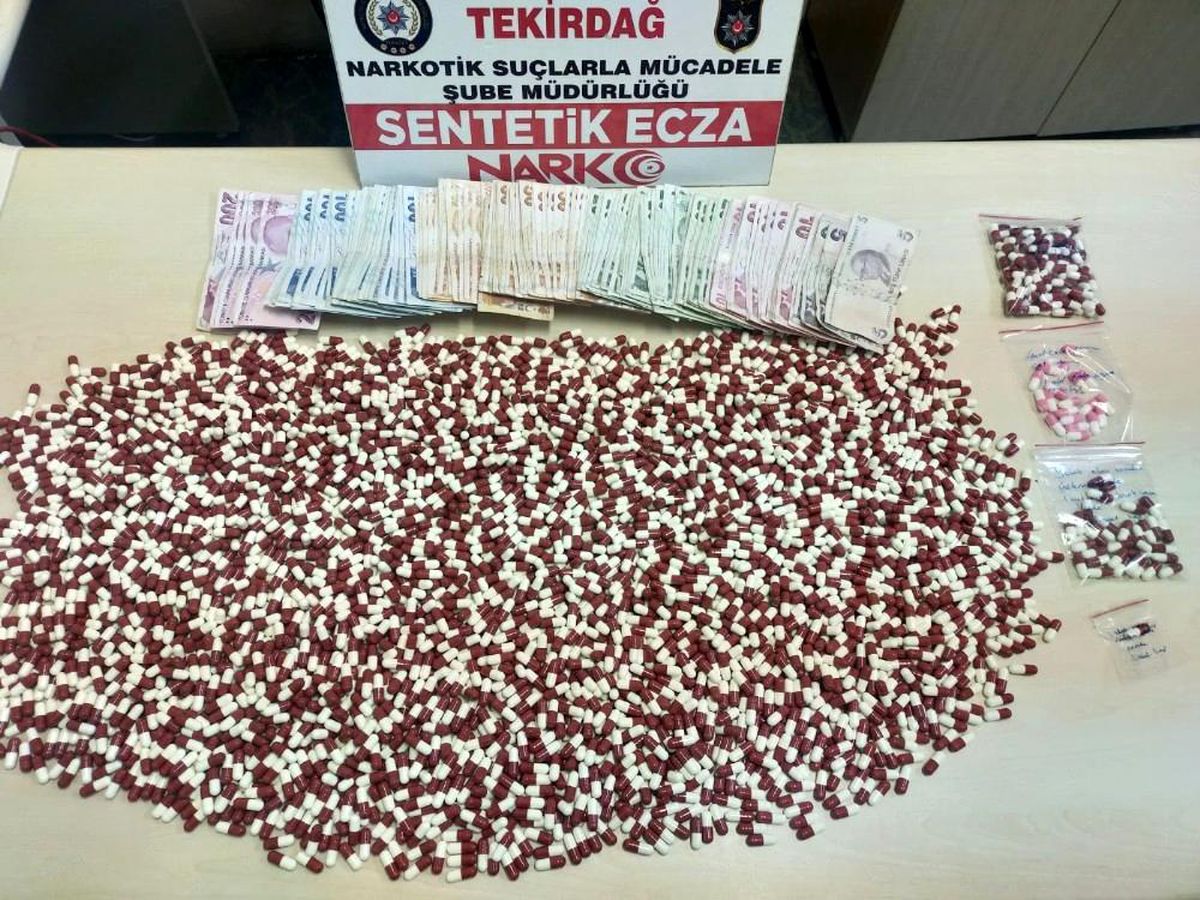 Tekirdağ\'da 3 bin 578 adet ecza hap ve 19 bin 716 lira ele geçirildi