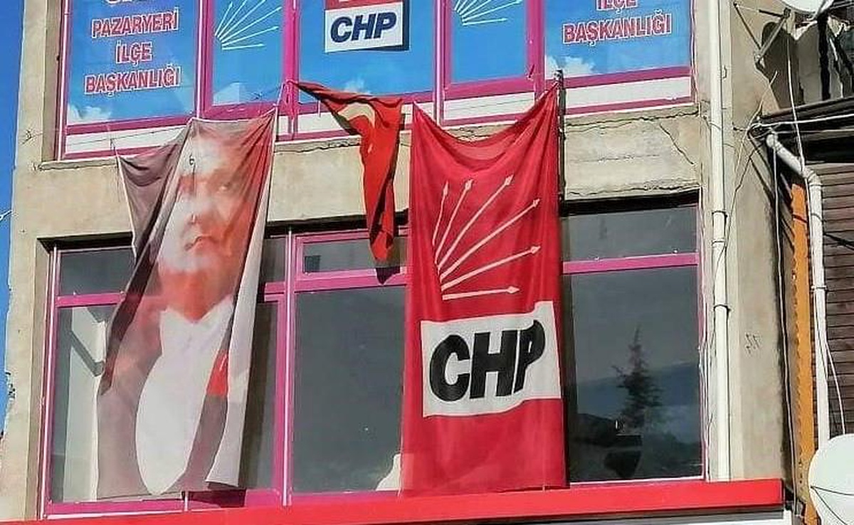 Türk bayrağı ve Atatürk\'ün resminin yıpranmış şekline tepki gösterdi