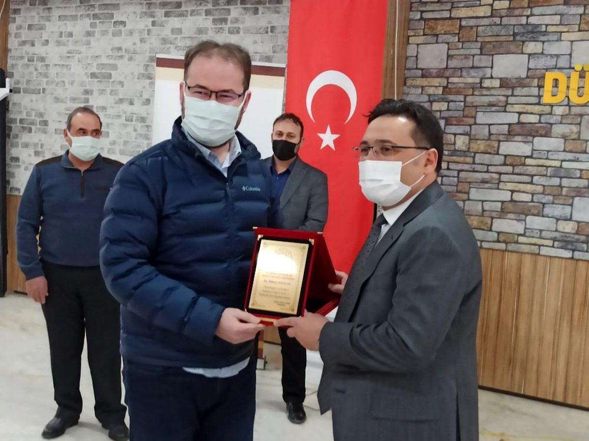Vali Çiçek\'ten hayırseverlere plaket