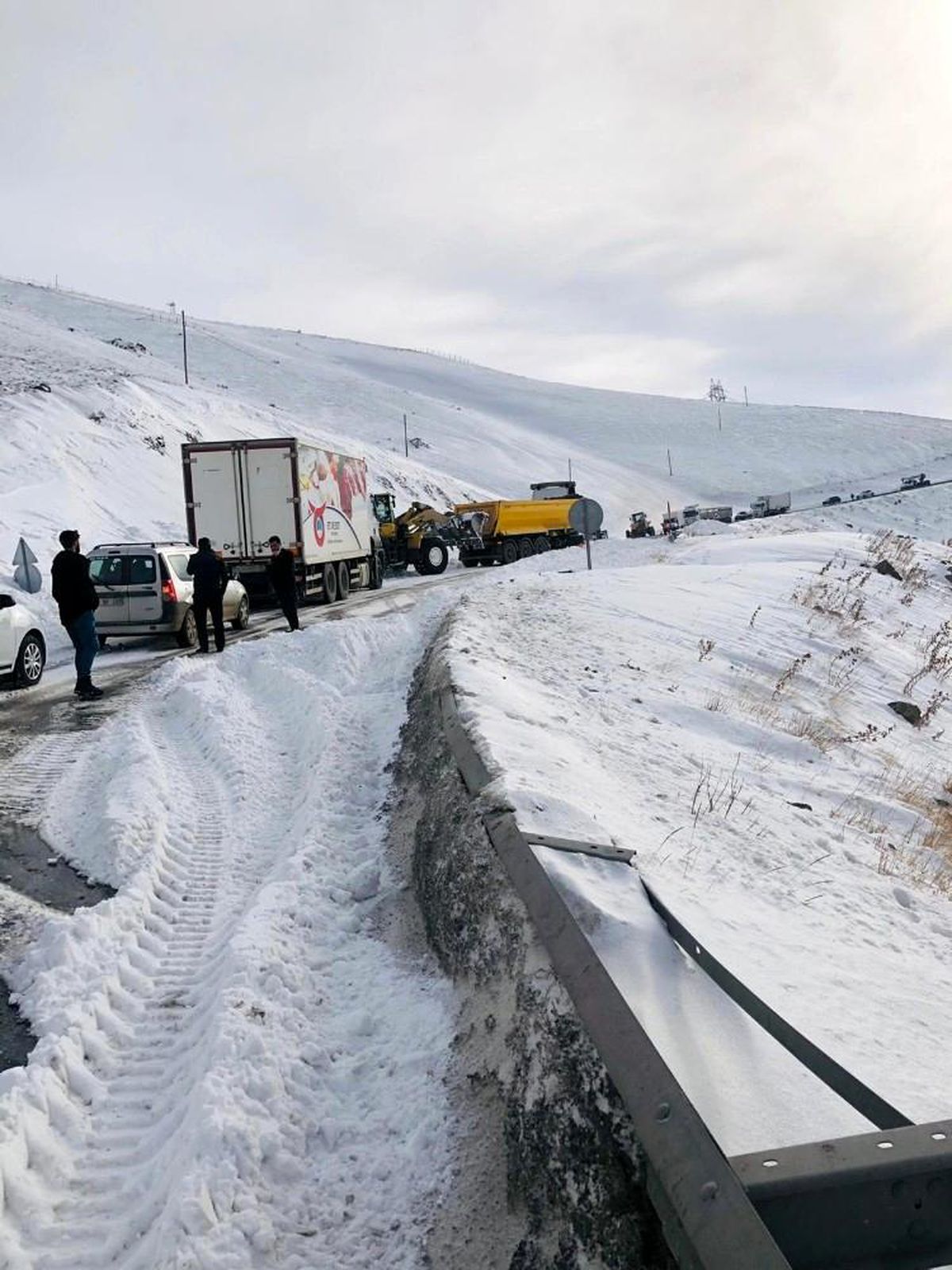 Van-Hakkari karayoluna çığ düştü
