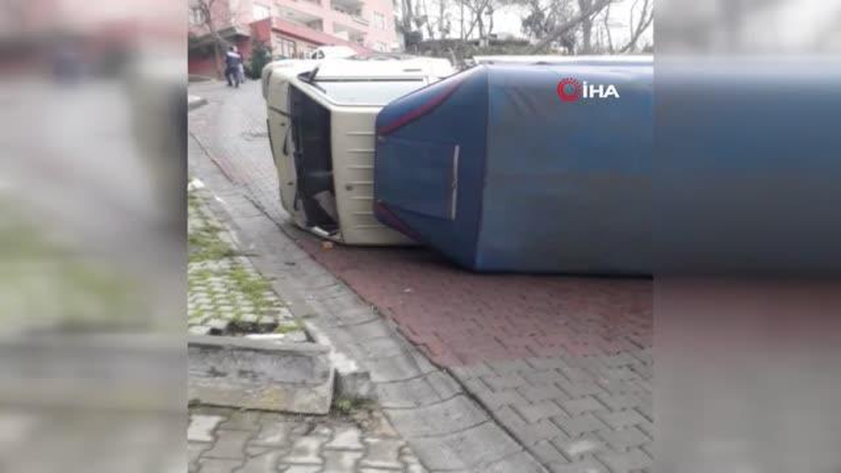 Yokuşta virajı alamayan kamyonet devrildi