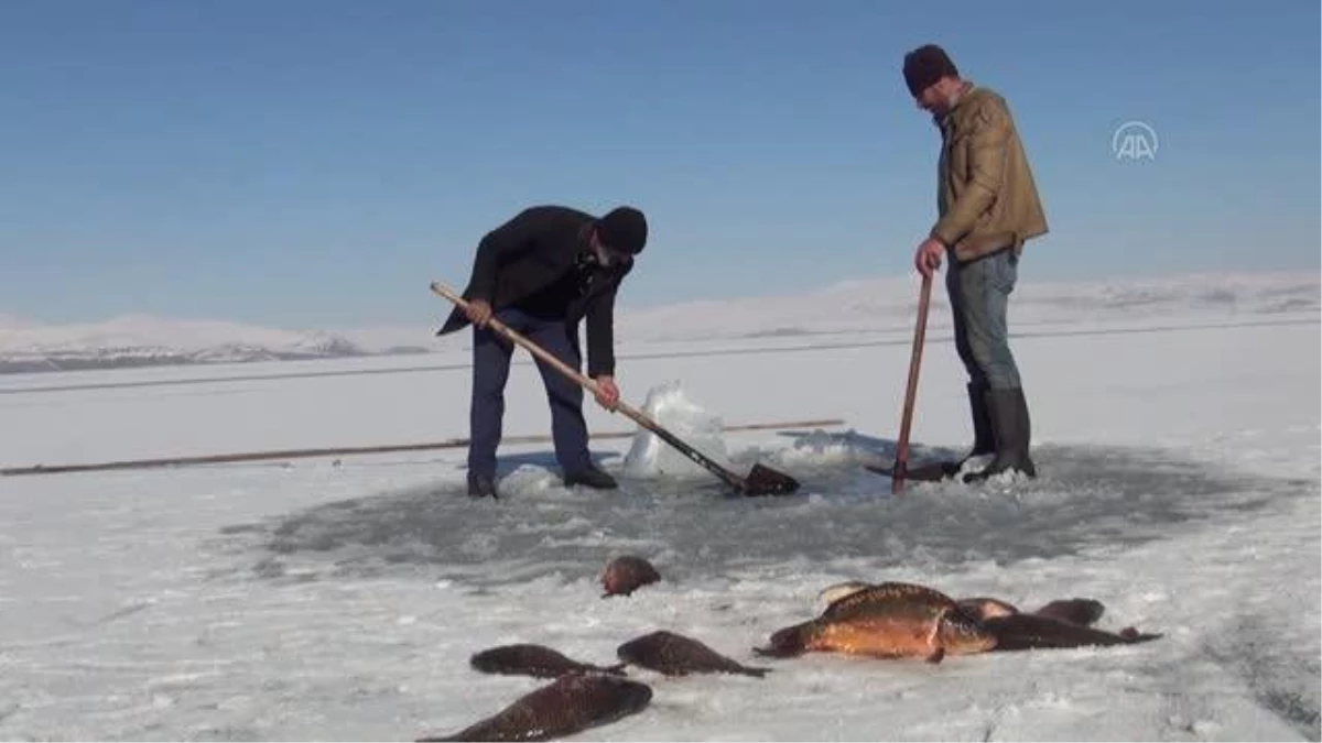 Yüzeyi buz kaplanan Nazik Gölü\'nde balık avı
