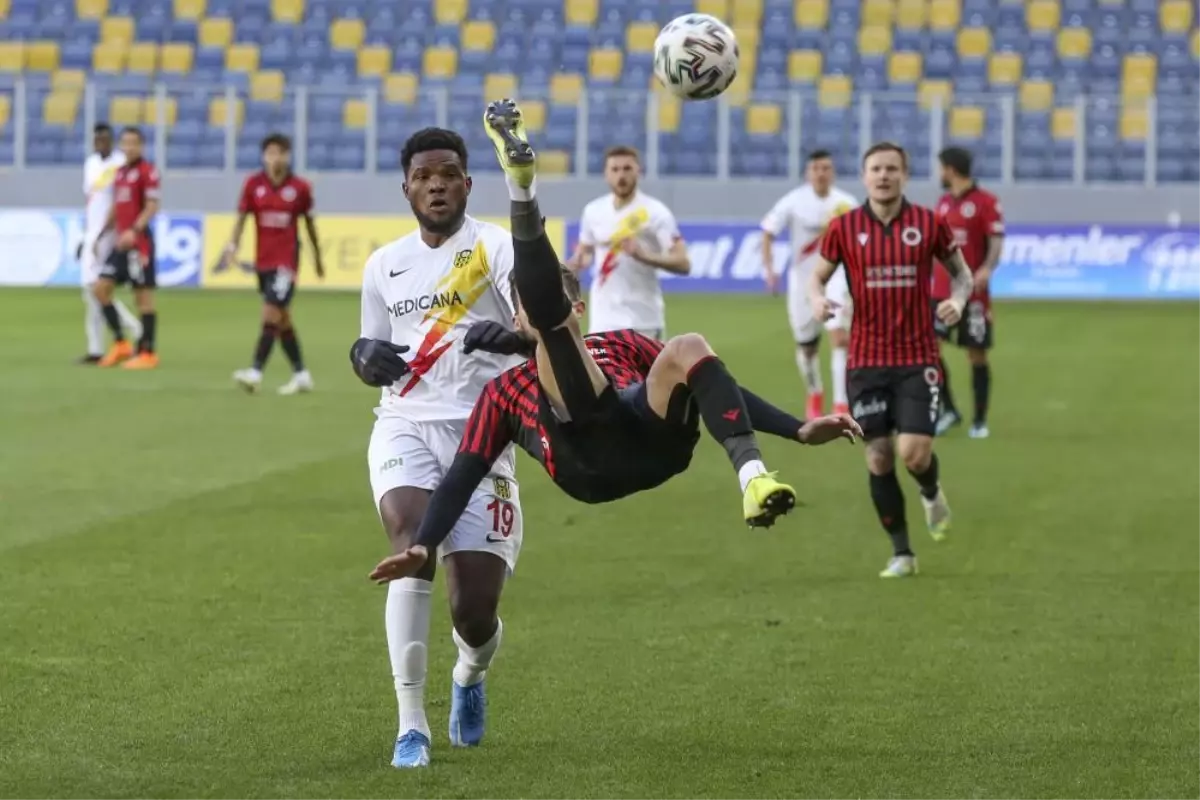 2 golün atılıp 2 kırmızı kartın çıktığı maçta Gençlerbirliği ile Yeni Malatyaspor 1-1 berabere kaldı