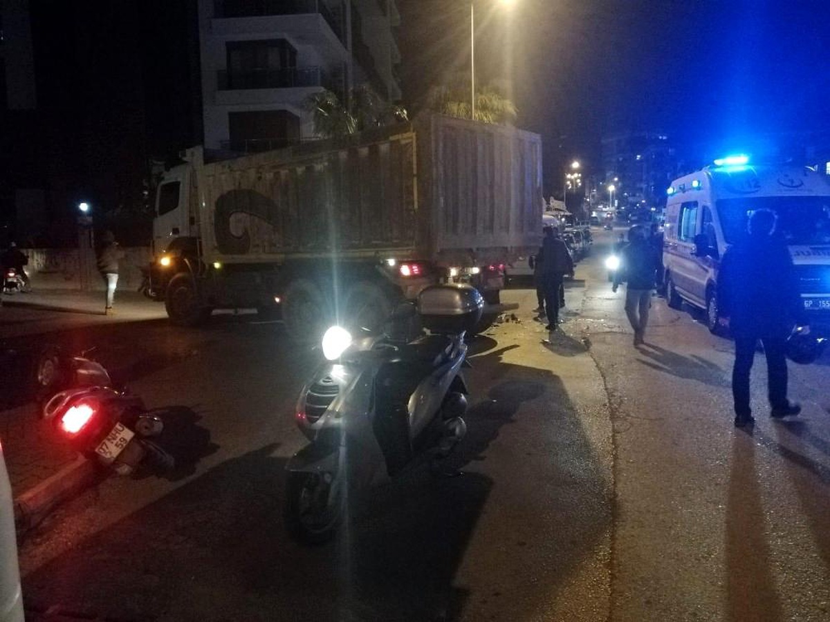 Alanya\'da kamyonla motosiklet çarpıştı: 1 ağır yaralı