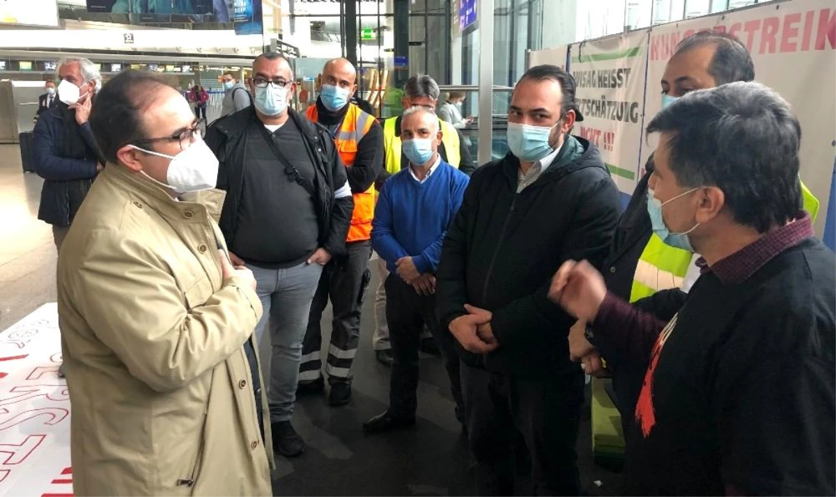 Almanya\'da Türk Başkonsolos Tunçer, açlık grevindeki Türk işçileri ziyaret ettiCovid-19 salgını gerekçe gösterilerek 230 çalışan işten çıkarıldı-...