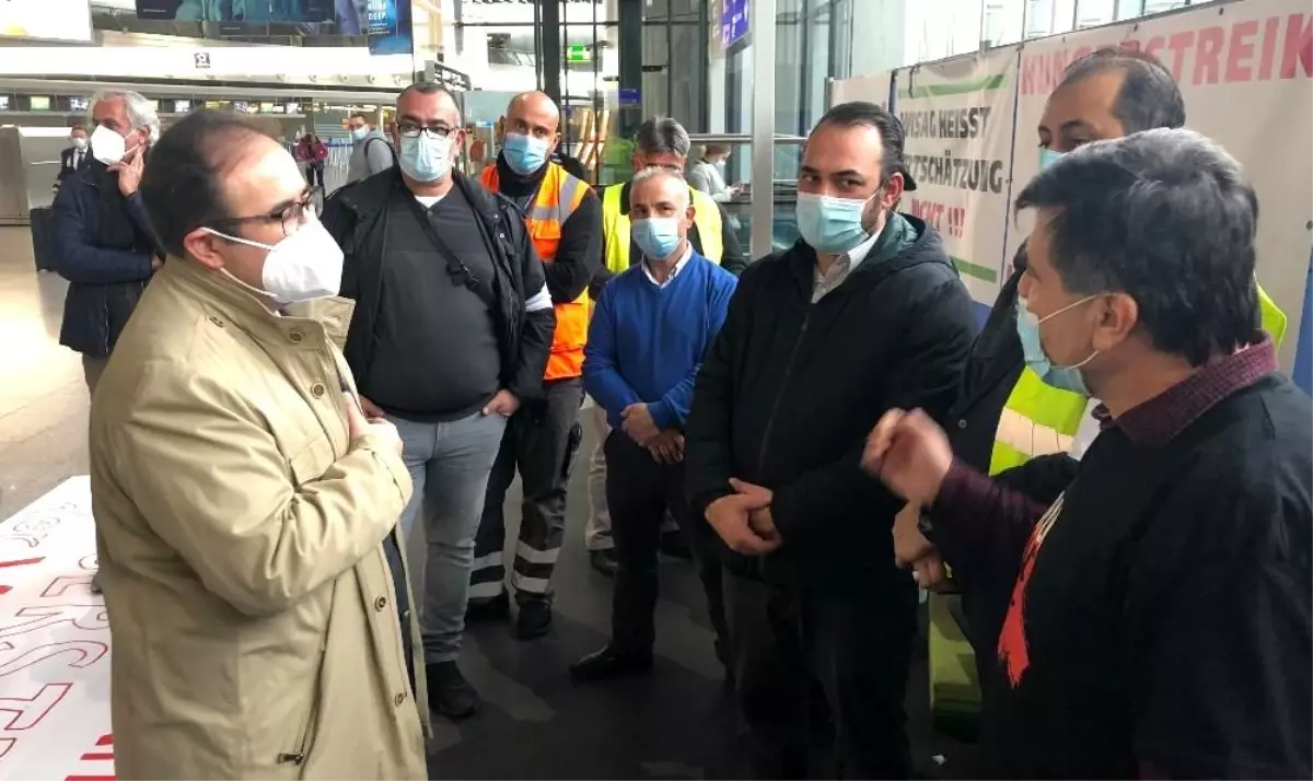 Almanya'da Türk Başkonsolos Tunçer, açlık grevindeki Türk işçileri ziyaret ettiCovid-19 salgını gerekçe gösterilerek 230 çalışan işten çıkarıldı-...