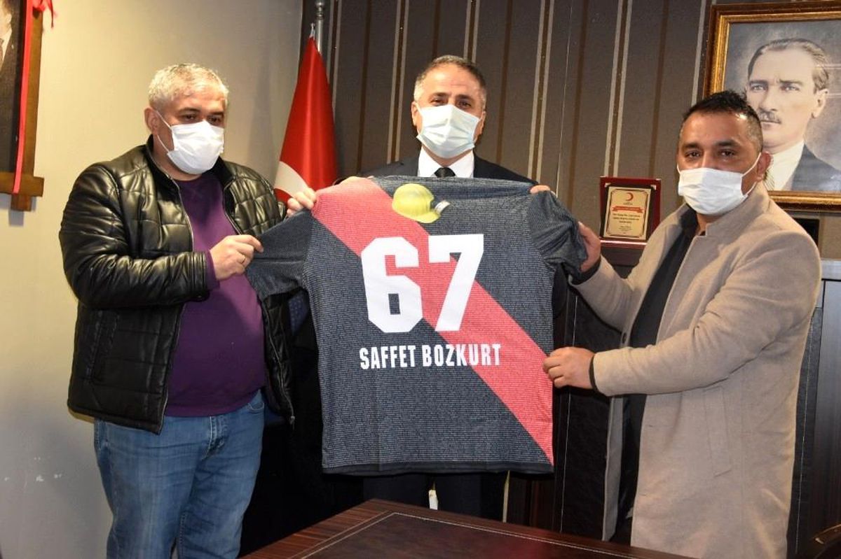 Başkan Bozkurt\'a maden şehidi forması