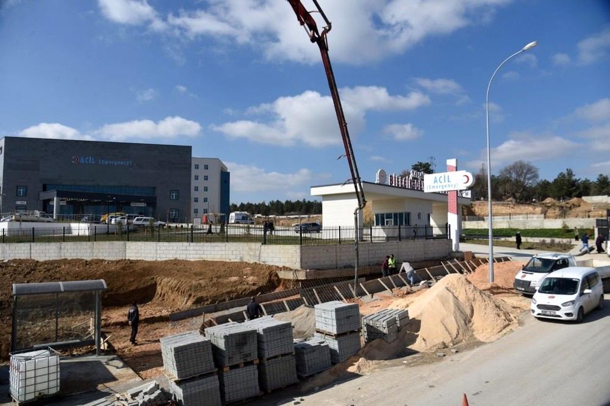 Son dakika haber... Bilecik Belediyesinden yeni hastane önünde kaldırım ve durak çalışması