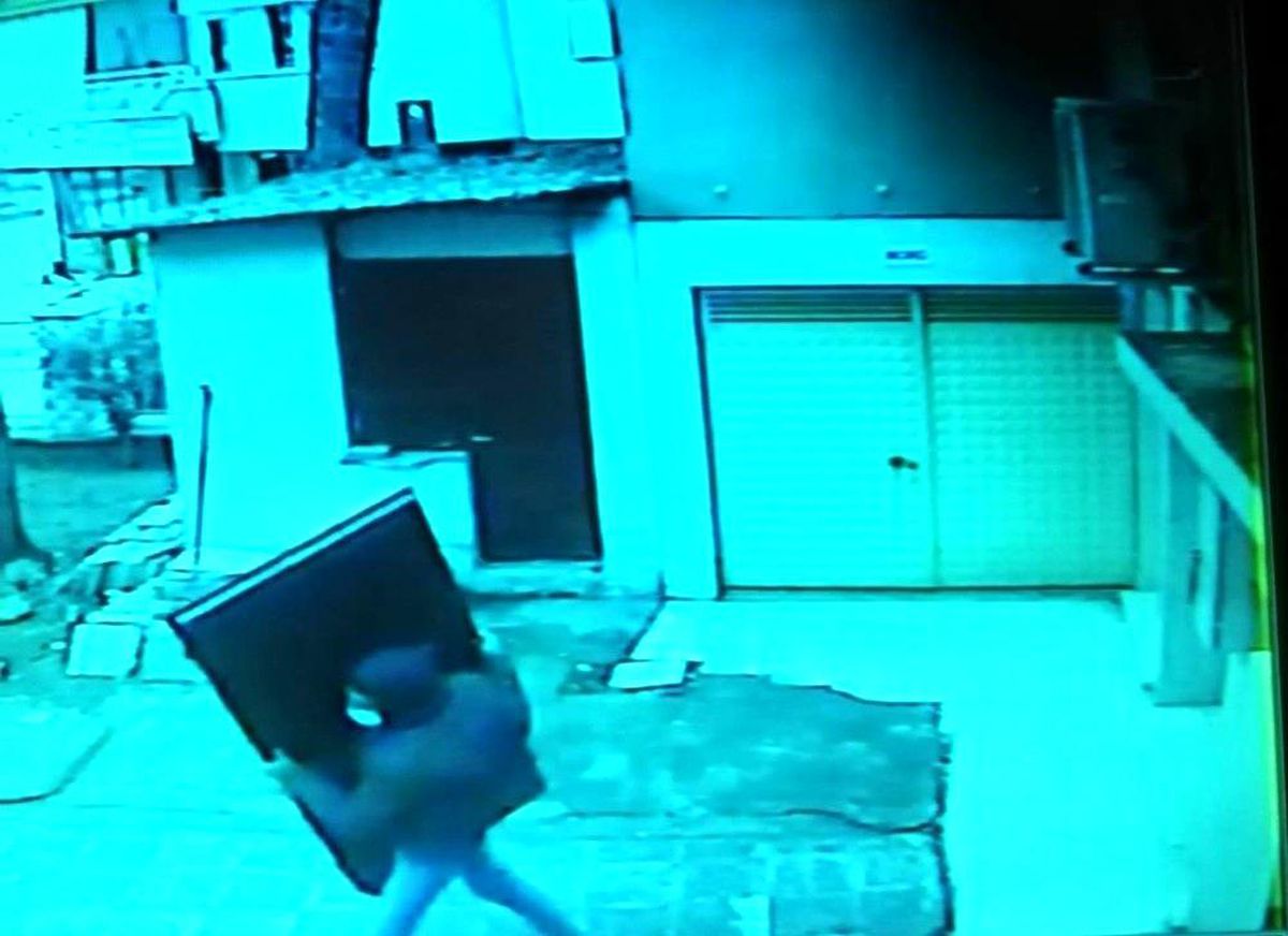 Caminin tuvalet kapılarını çaldı