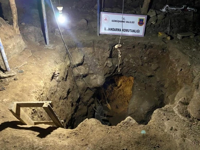 Evin altında 12 metre derinliğinde tünel açan defineciler suçüstü yakalandı - Son Dakika