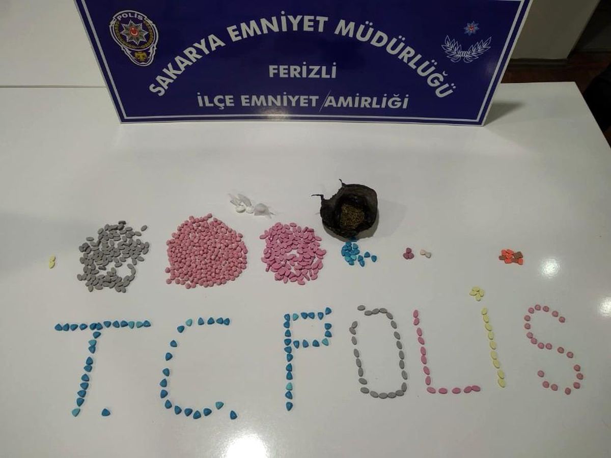 Dur ihtarına uymayıp, araçtan uyuşturucu maddeleri atıp kaçtılar ama başaramadılar