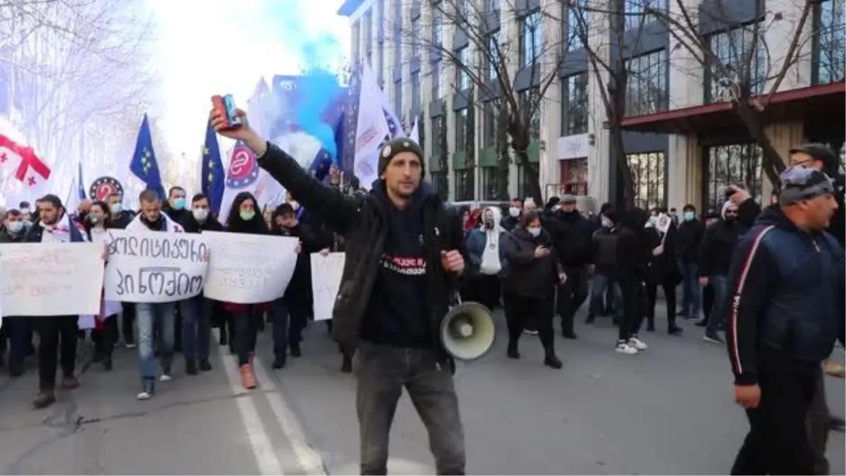 Son dakika haber... Gürcistan\'da ana muhalefet liderinin gözaltına alınmasını protesto edenler parlamento önünde çadır kurdu