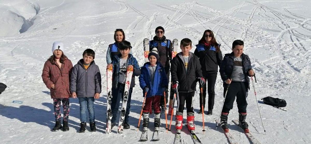 Hakkari polisi çocukları kayak merkezinde sevindirdi