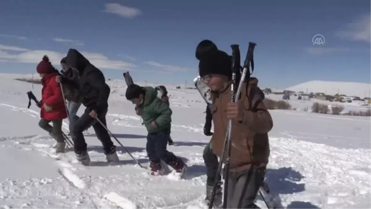 Son dakika haber... İlk kez kayakla tanışan köy çocukları karlı tepeleri piste dönüştürdü