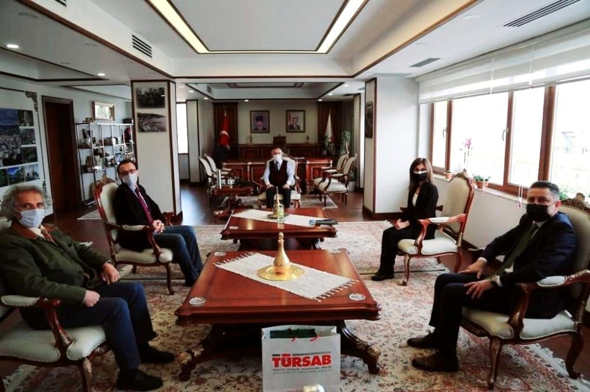 Kantarcı ve yönetim kurulu üyeleri Rize valisi Çeber\'i makamında ziyaret ettiler