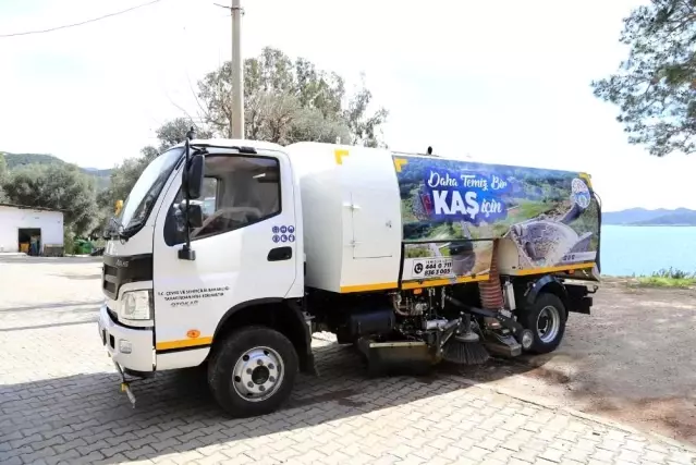 Kaş Belediyesine hibe yol süpürme aracı