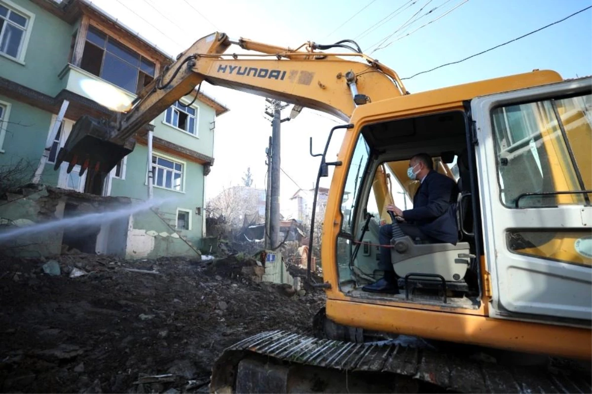 Kocaeli\'de hasarlı binaların yıkım çalışması sürüyor