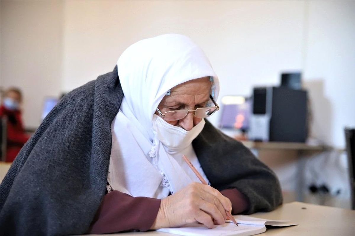 Kur'an-ı Kerim okumak için 70 yaşında okuma yazma öğreniyor