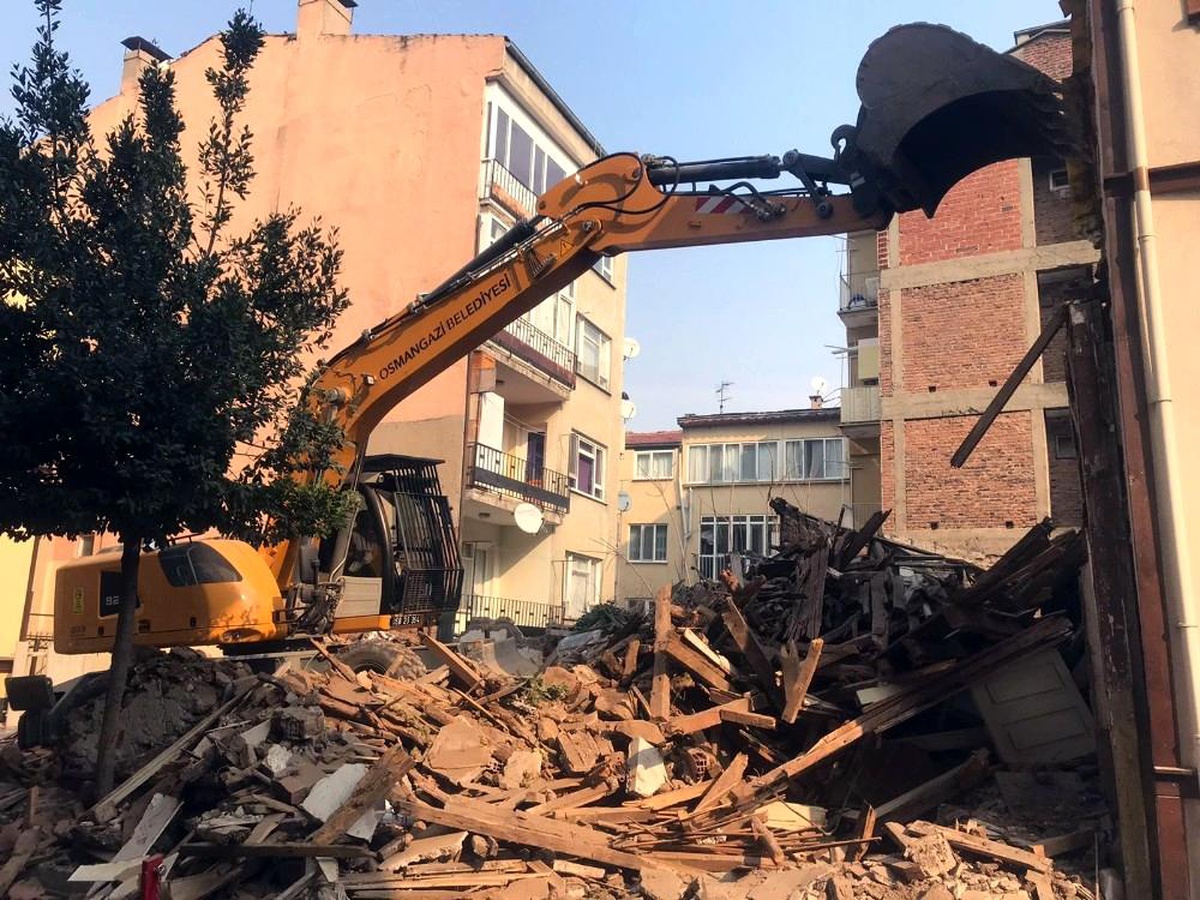 Osmangazi\'de metruk bina temizliği