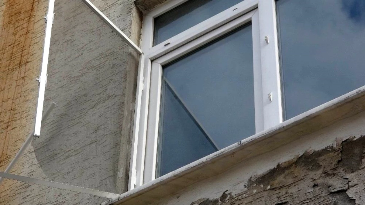 Yaslandığı sineklik açılınca pencereden düşen 2,5 yaşındaki çocuğu ölümden çamaşır ipi kurtardı