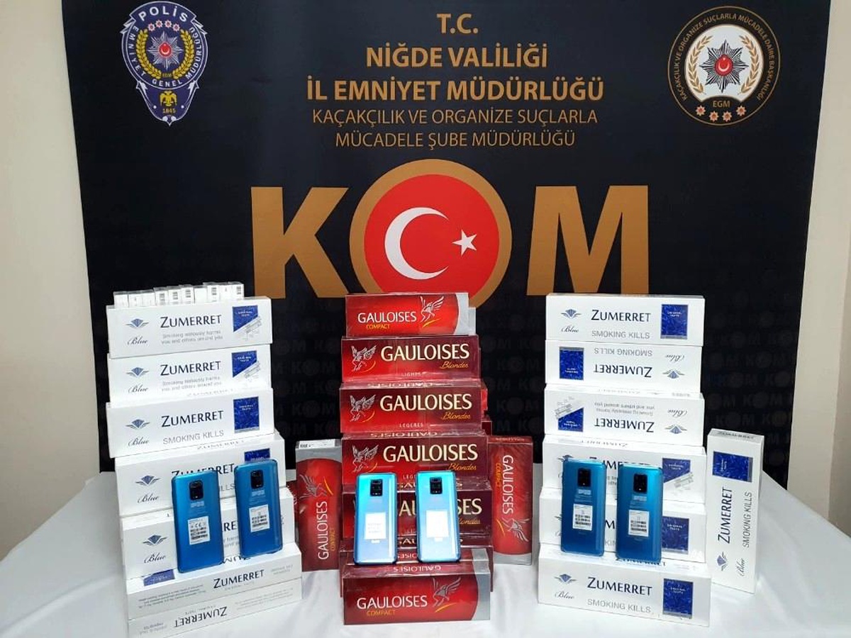 Son dakika haber! Polisler, kaçak telefon ve sigara ele geçirdi