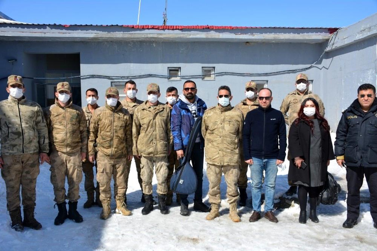 Sanatçı Öngel\'den güvenlik güçlerine moral ziyareti