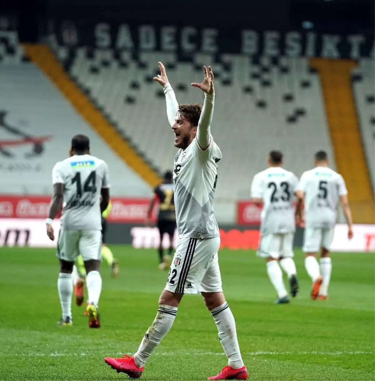 Sergen Yalçın\'ın Ljajic ısrarı sonuç verdi