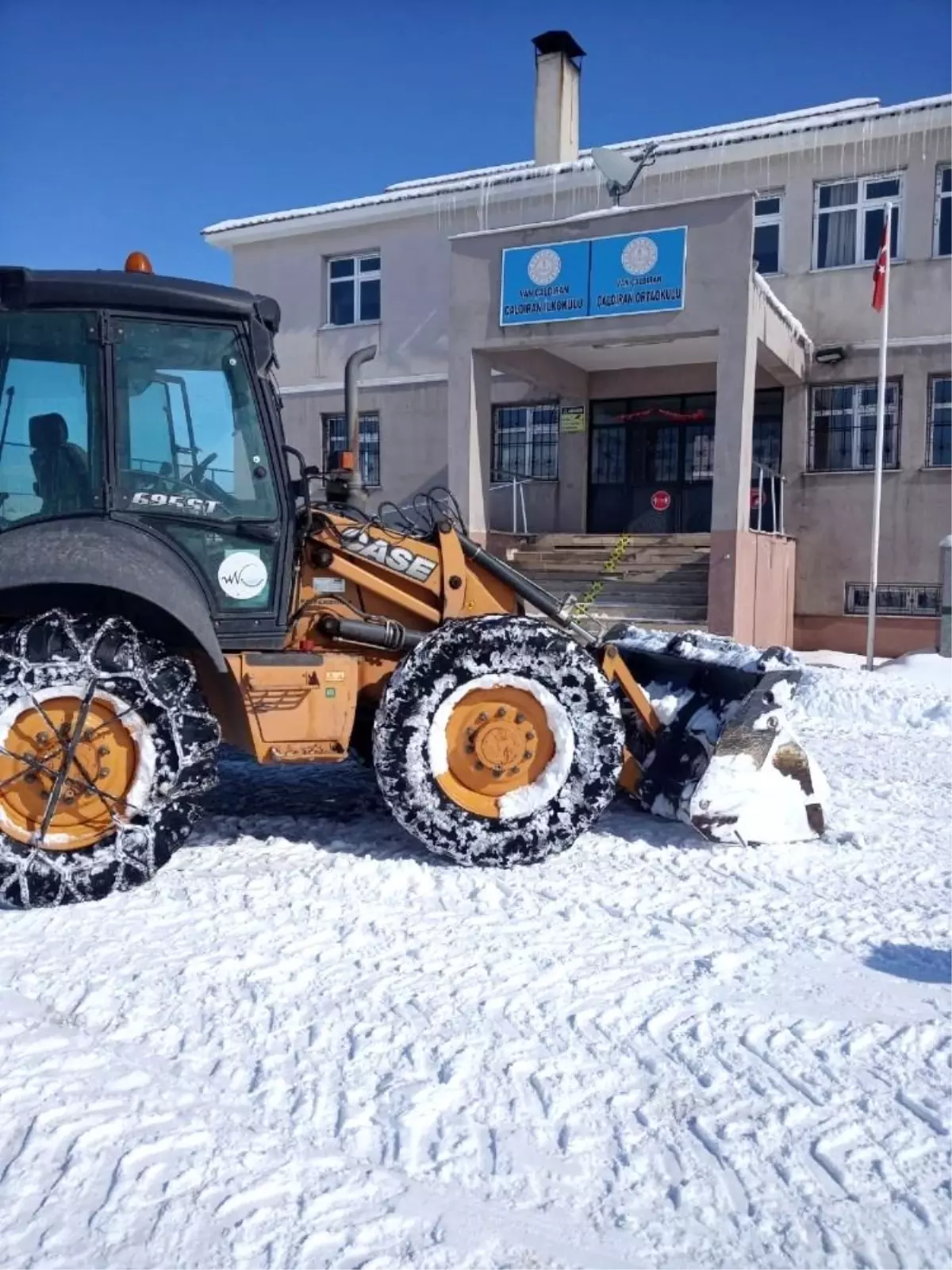 VASKİ'den eğitime kar temizliği desteği