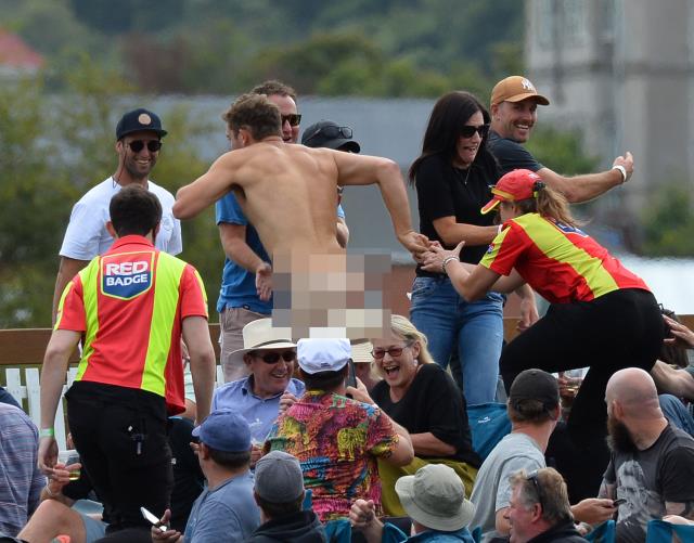 Yeni Zelanda'da oynan kriket maçında bir taraftar çırılçıplak şekilde sahaya atladı