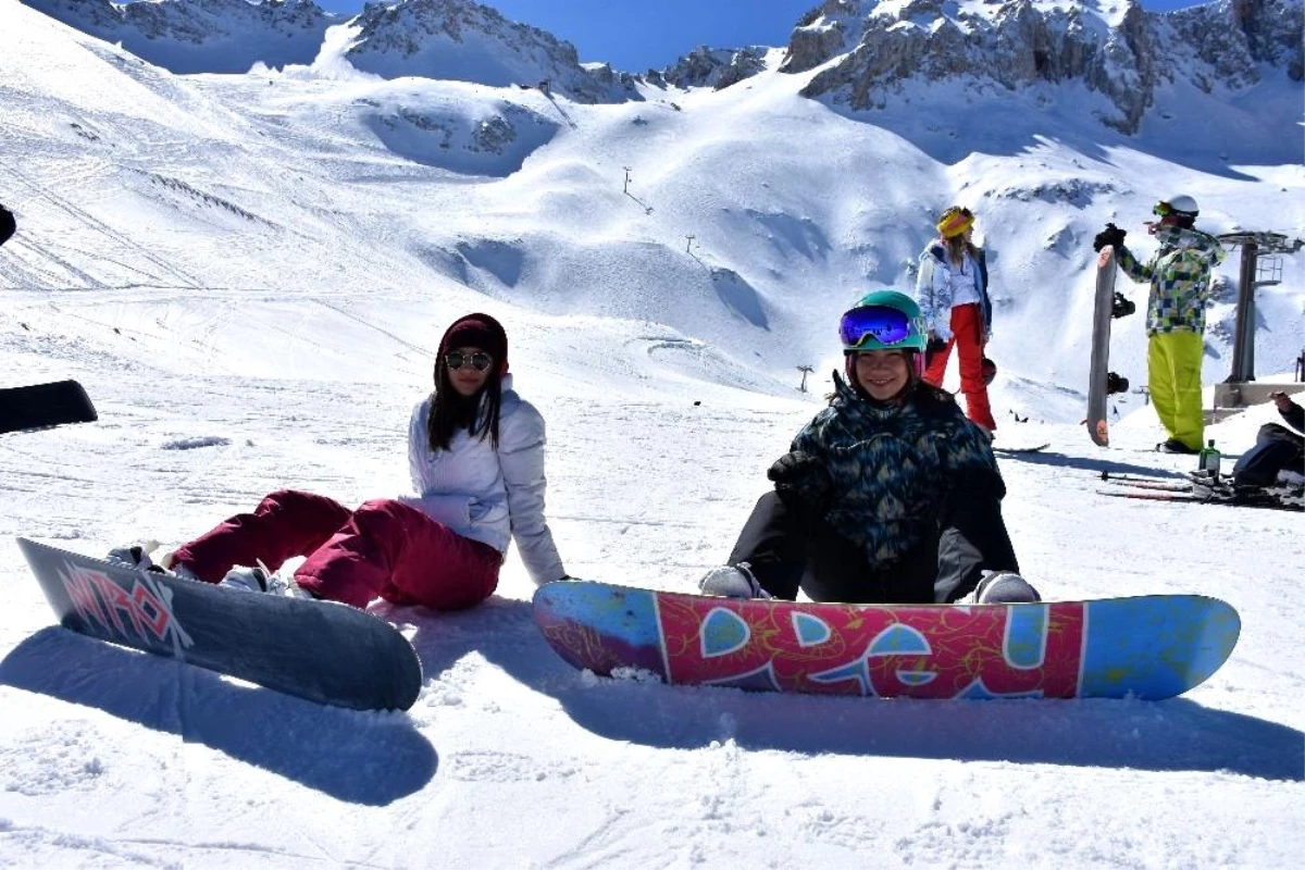 Akdeniz\'in kış turizm merkezi Davraz, kayak severleri ağırlıyor