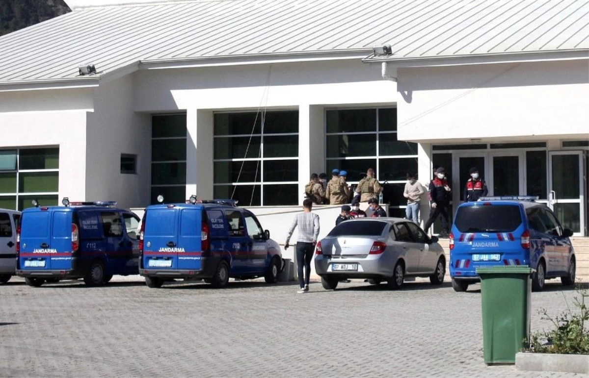 Antalya'da kamyon kasasında çok sayıda göçmen yakalandı