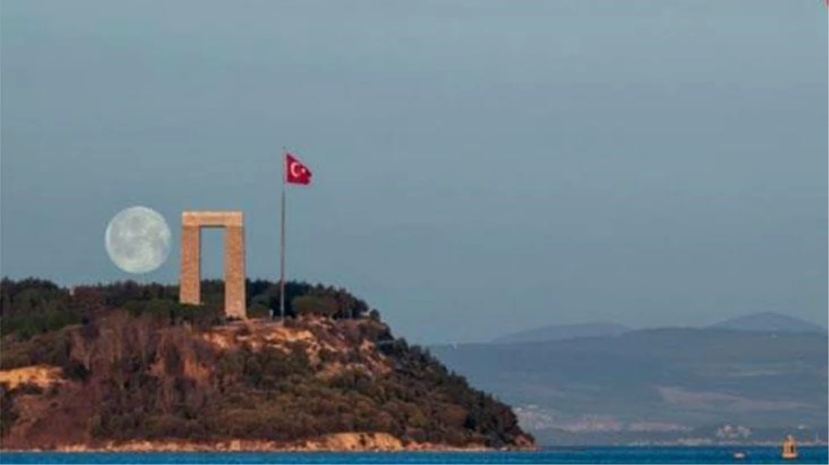 Şehitlik Abidesi, Türk bayrağı ve Dolunay\'ın buluşmasından kartpostallık manzara
