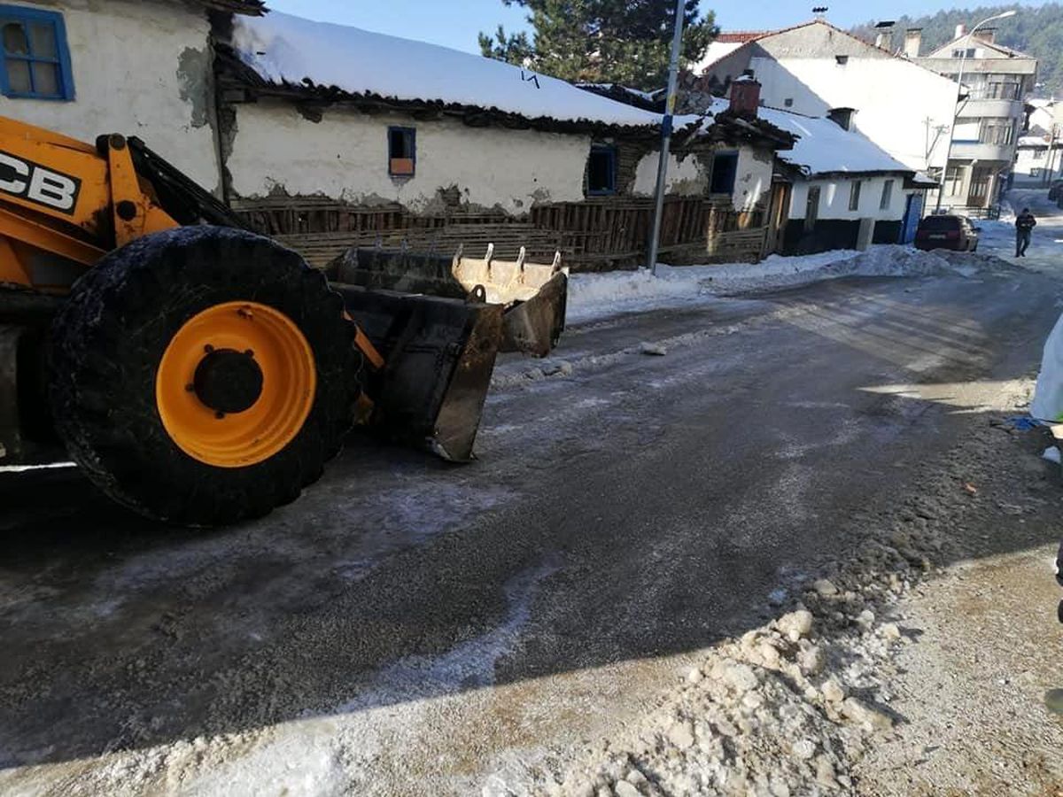 Dodurga\'da cadde ve sokaklar kardan temizlendi