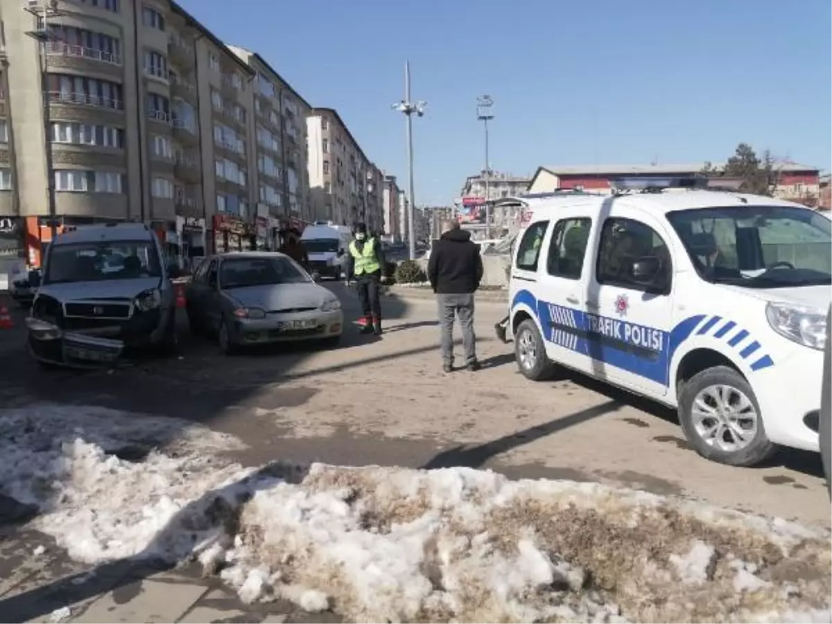 Doğum yapmak üzere olan eşini hastaneye yetiştirmek isterken kaza yaptı