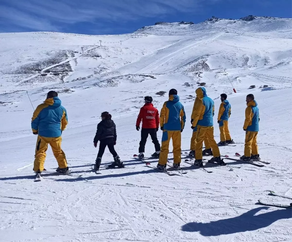 Genç yükümlülerle temel kayak eğitimi