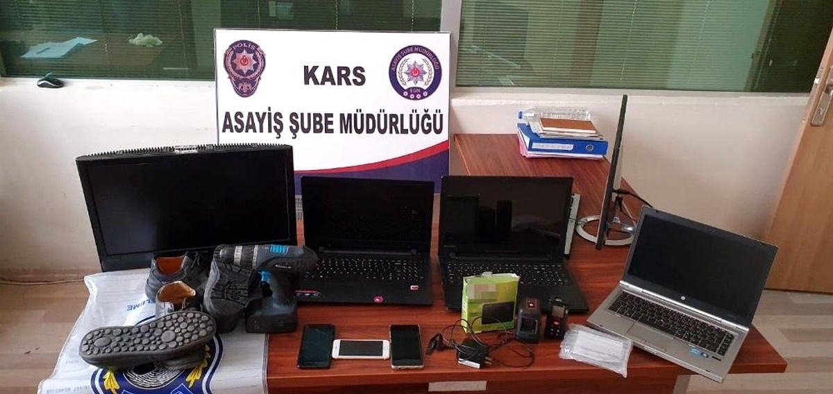 Kars\'ta polis hırsızı ayak izinden yakaladı