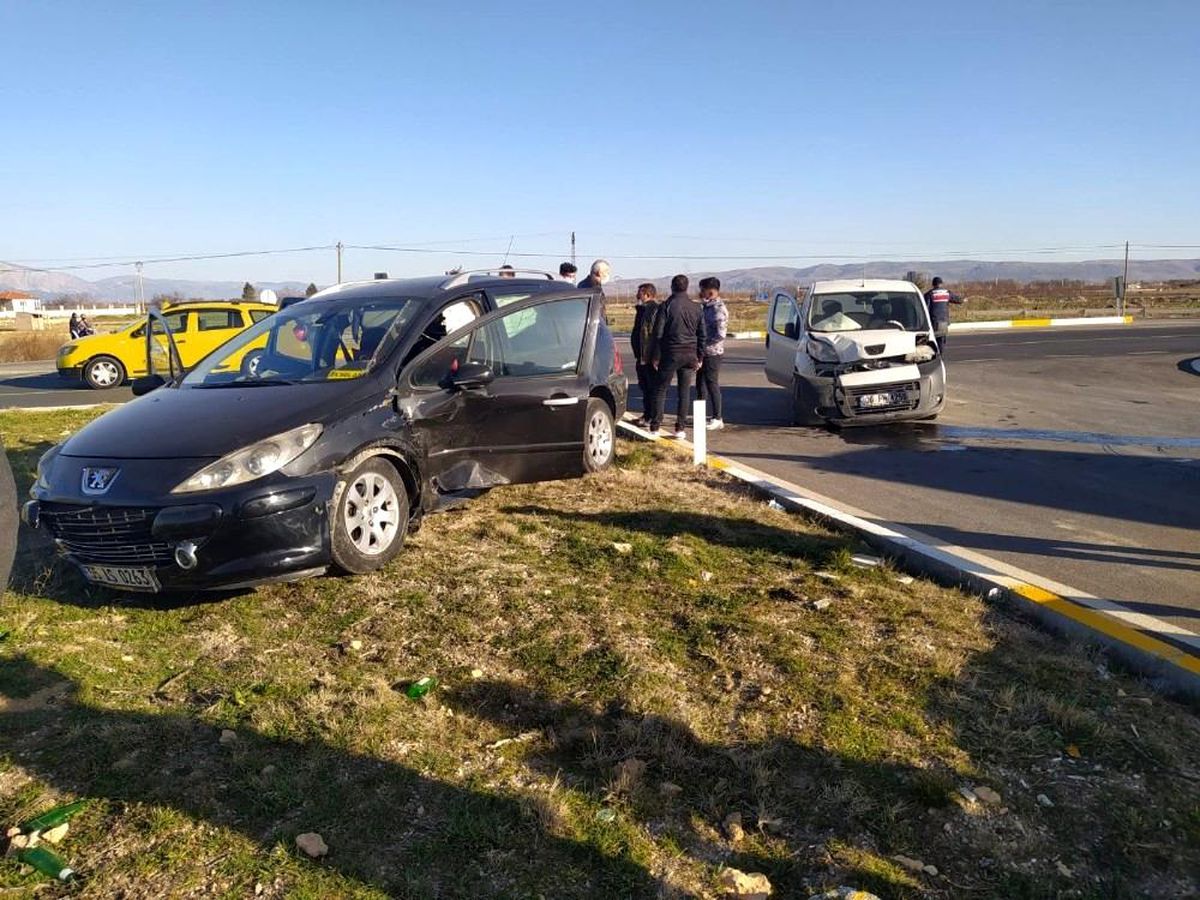 Kavşakta 2 otomobilin çarpışması neticesinde 5 kişi yaralandı
