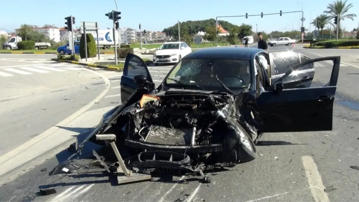 Kırmızı ışık ihlali yapan kamyon otomobilin üzerinden geçerek devrildi: 3 yaralı