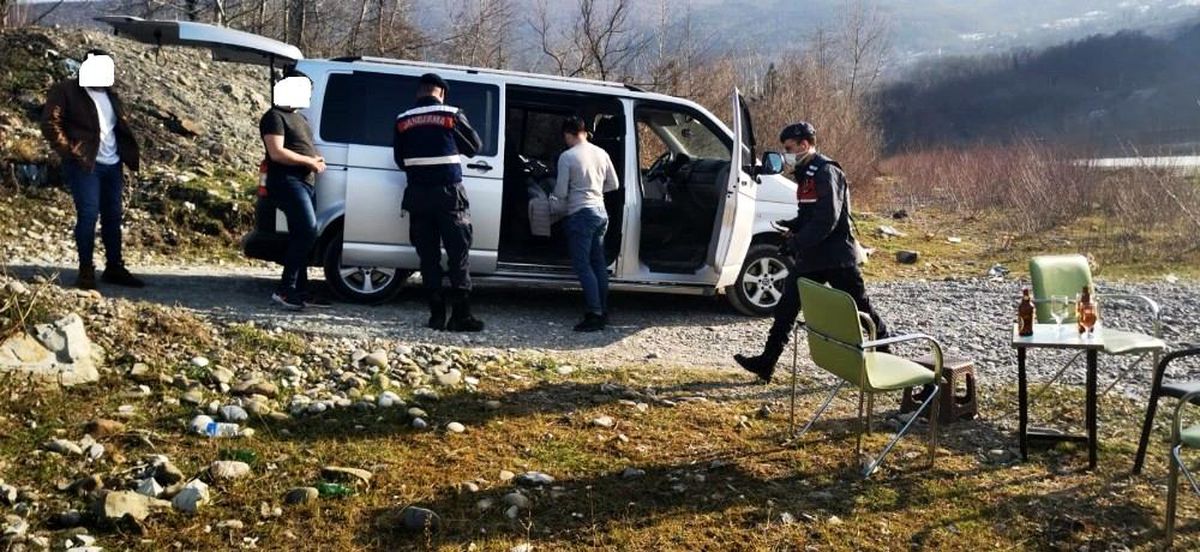 Kısıtlamada alkol alan 13 kişilik gruba ceza yağdı