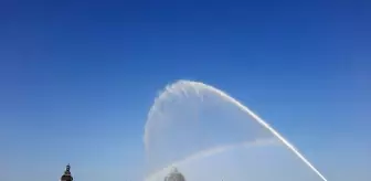 Lyon'da itfaiye aracının su boşalttığı anlarda renkli görüntüler ortaya çıktı