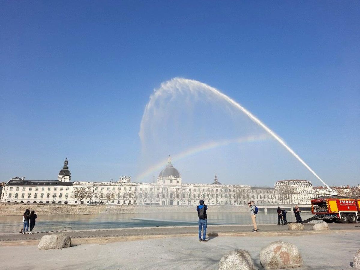 Lyon'da itfaiye aracının su boşalttığı anlarda renkli görüntüler ortaya çıktı